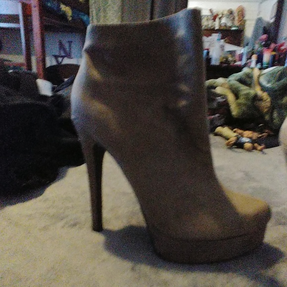 High heals - Picture 3 of 4